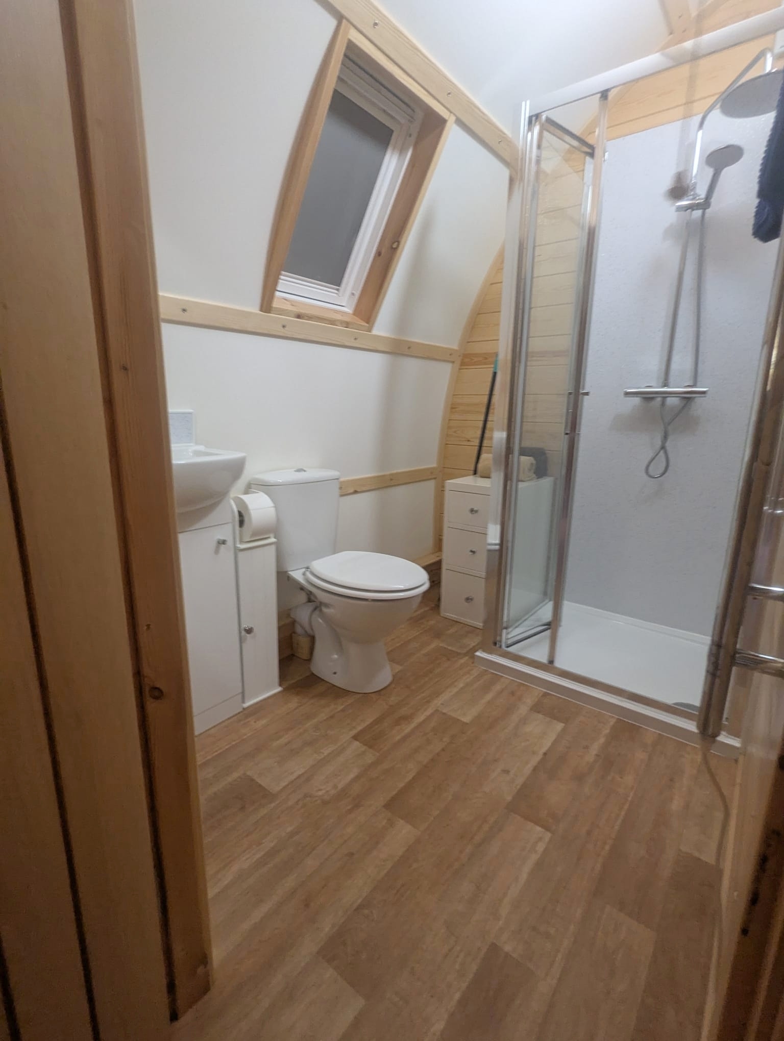 Glamping lodge in the lakes - private shower